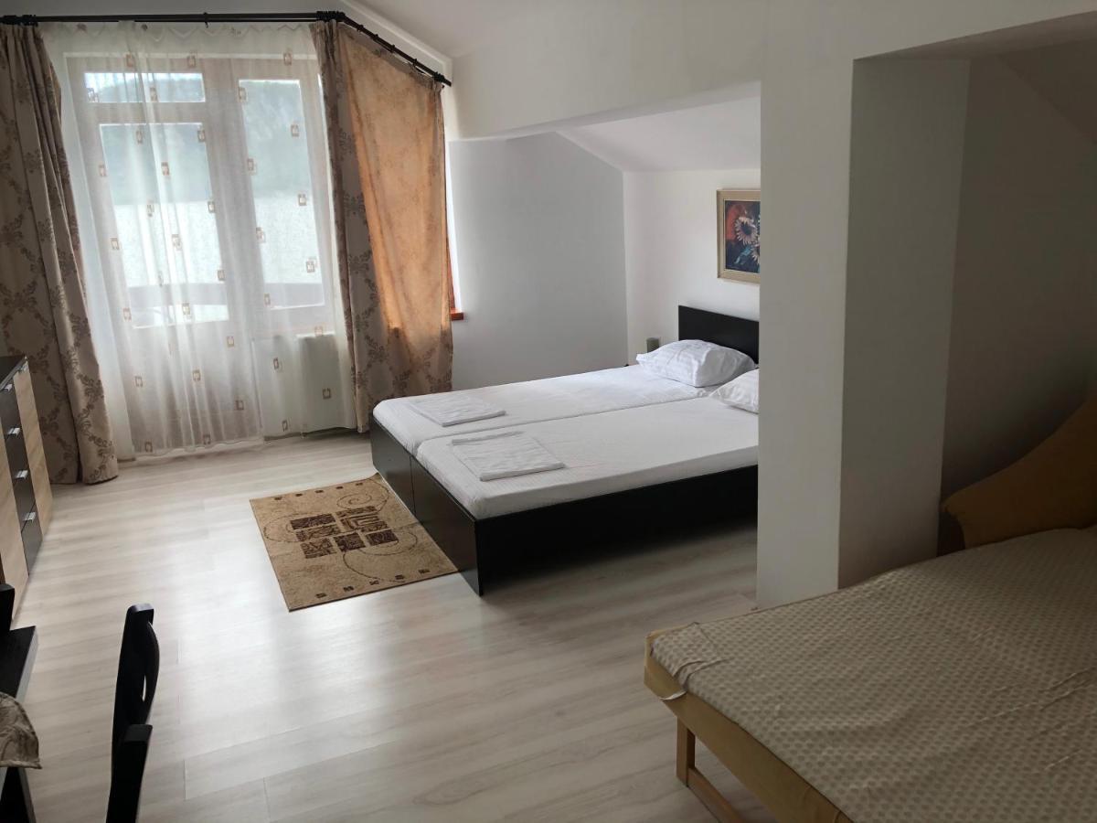 Cameră triplă cu baie privată