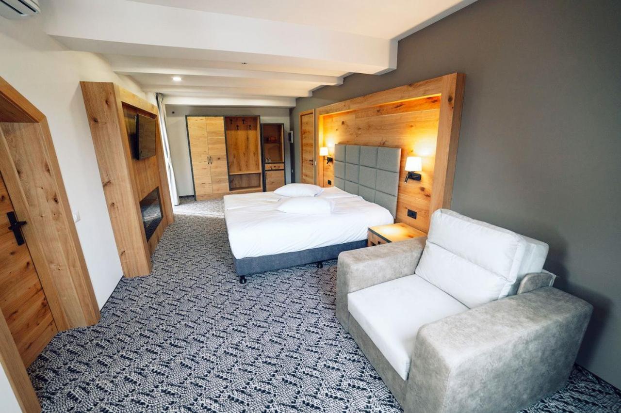 Cameră dublă Deluxe cu balcon