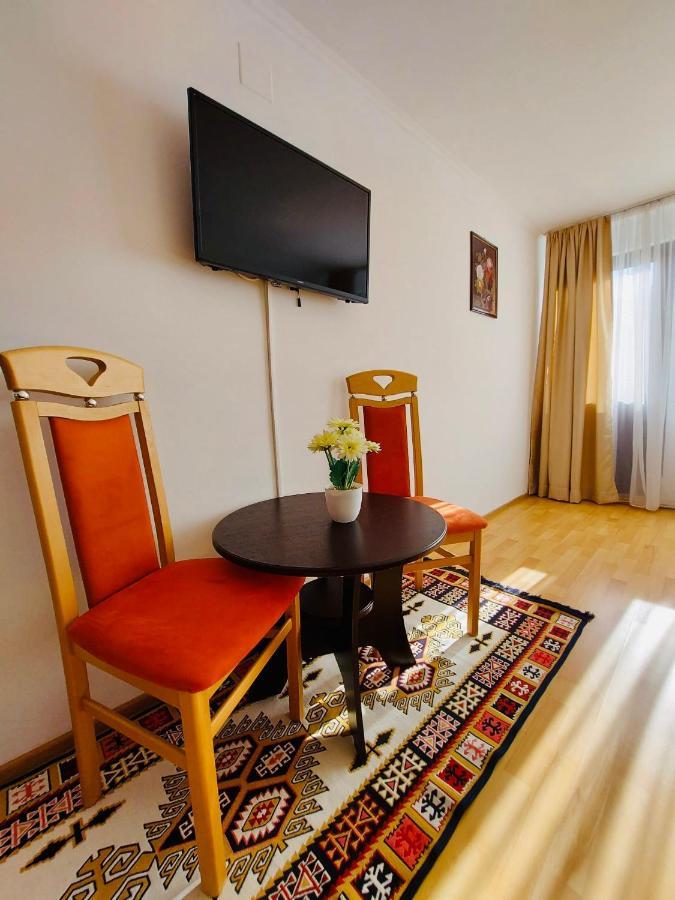 Family Room with Mountain View,1613464192:JPEG