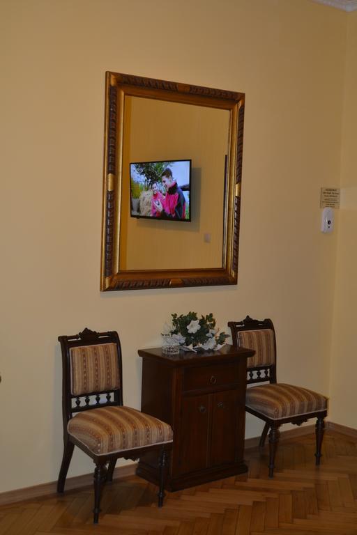 One-Bedroom Apartment with City View,128018439:JPEG