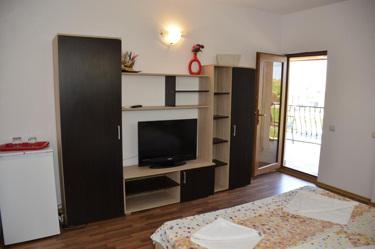 Family Room with Garden View,1365948398:JPEG