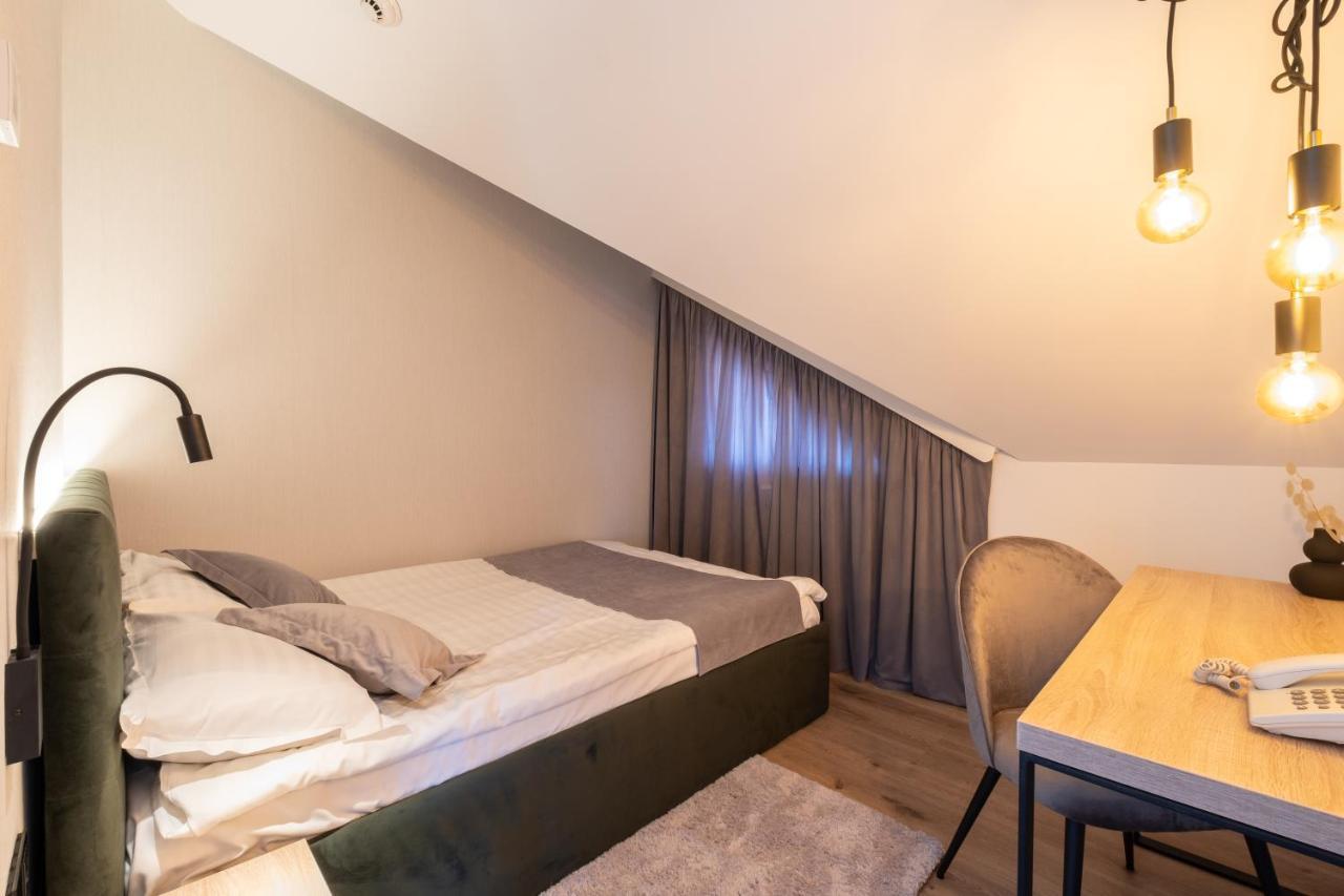 Apartment With Shared Bathroom,1388736173:JPEG