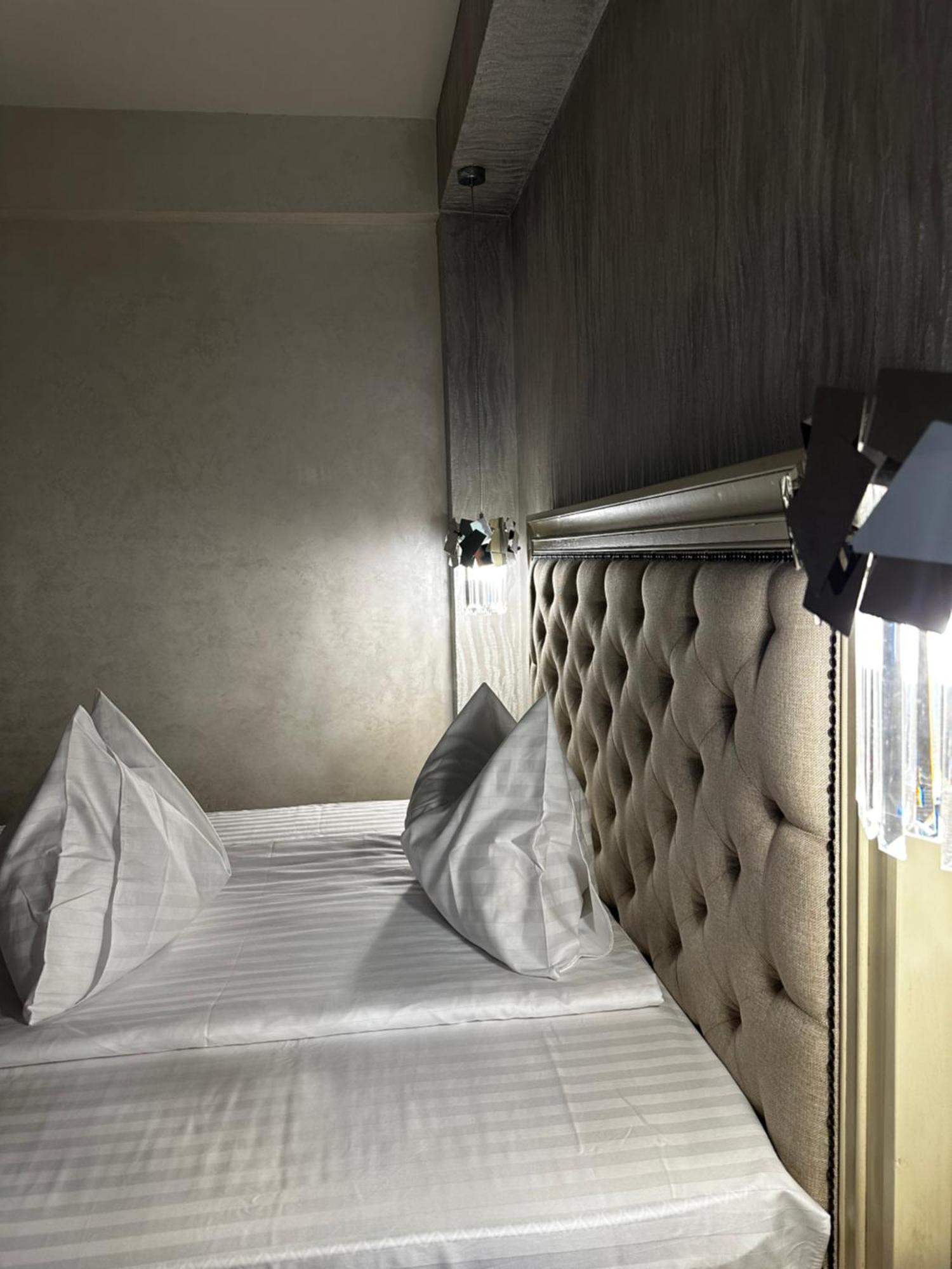 Deluxe Double Room with Balcony,1515127621:JPEG