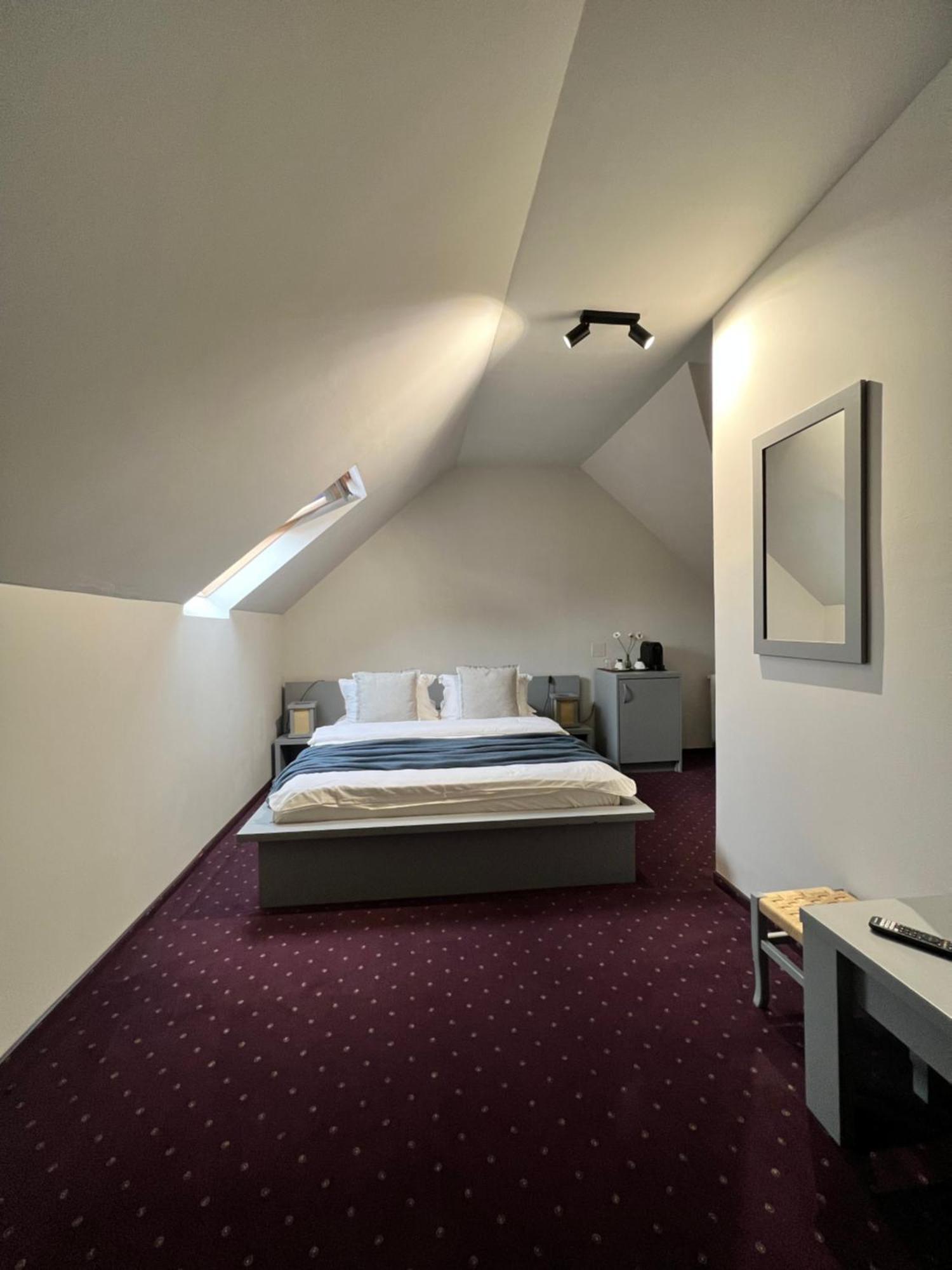 Budget Double Room,1555906942:JPEG