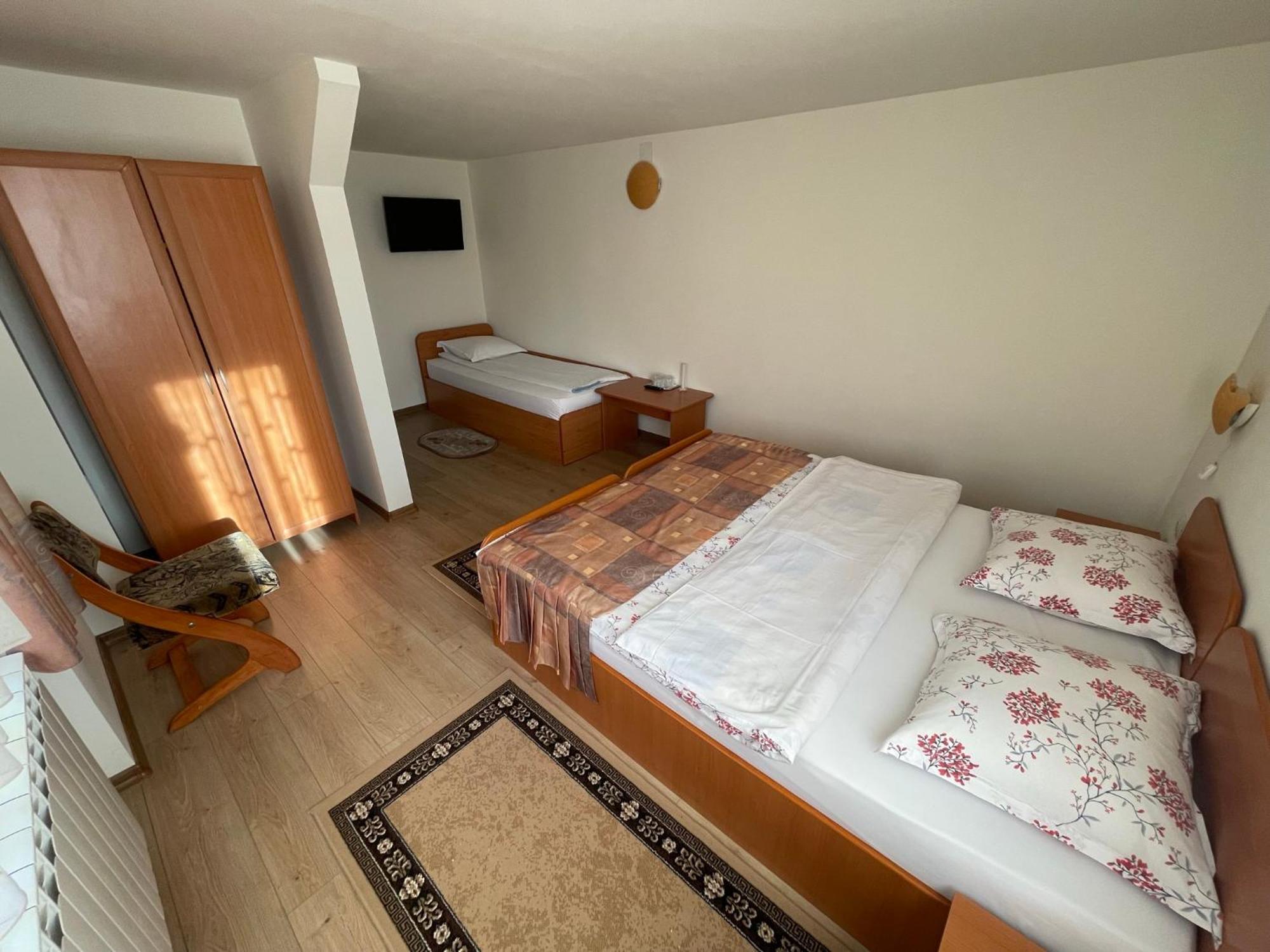 Cameră triplă cu balcon