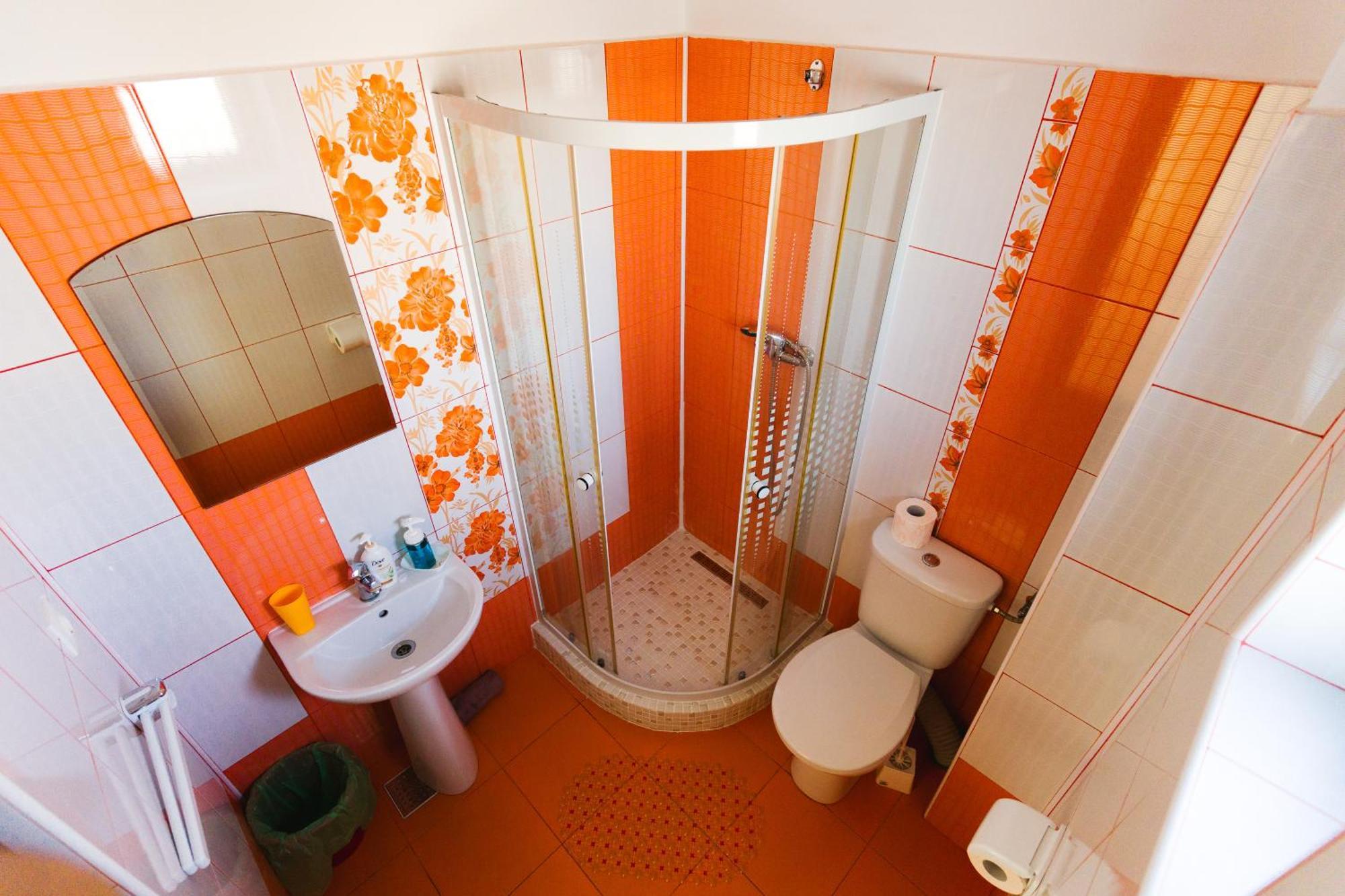 Cameră dublă cu baie privată