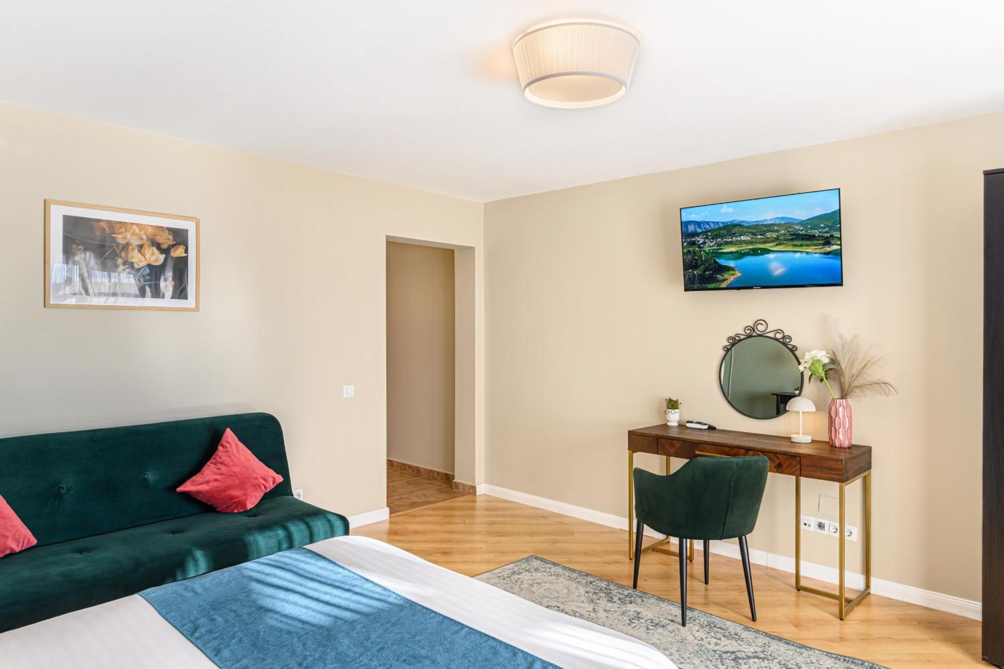 Double Room,1658129397:JPEG