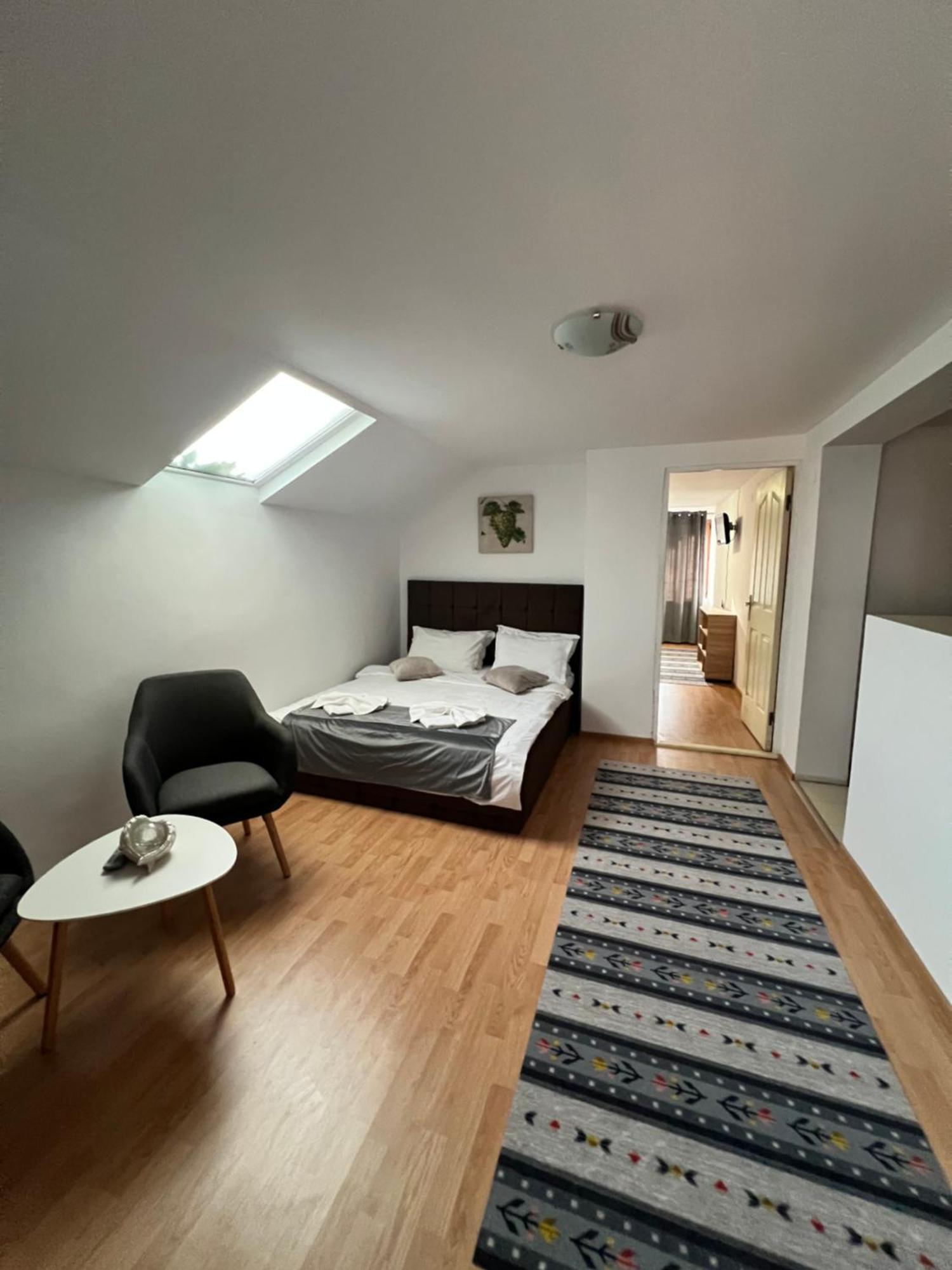 Apartment With Shared Bathroom,1658792193:JPEG