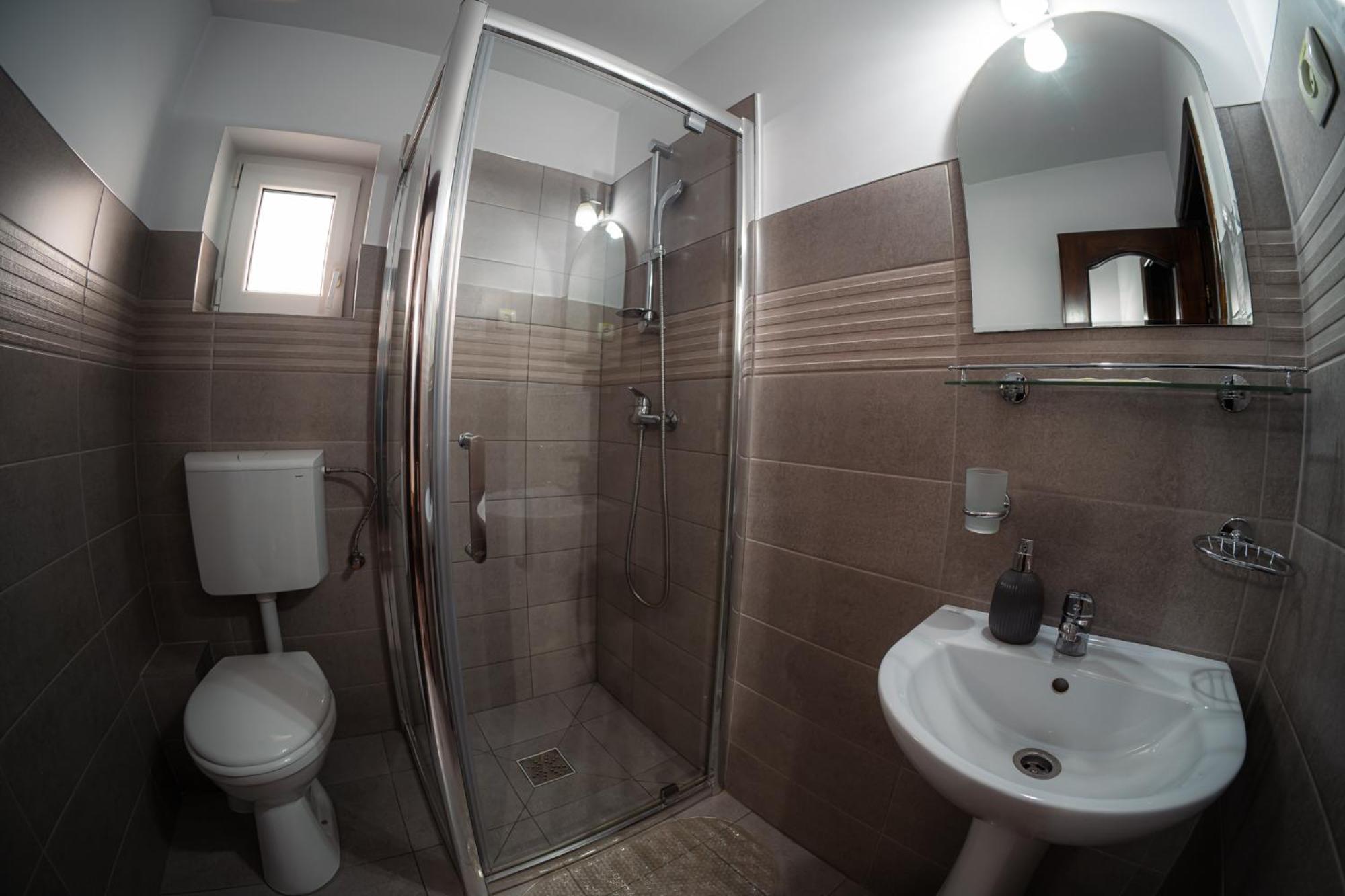 Cameră dublă cu baie privată