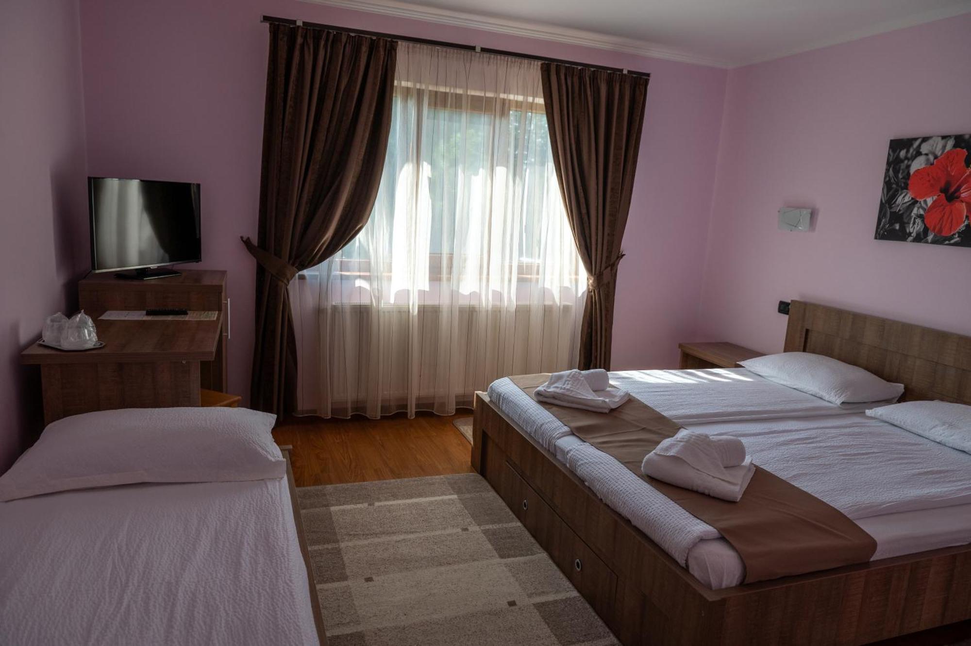 Cameră triplă cu baie privată