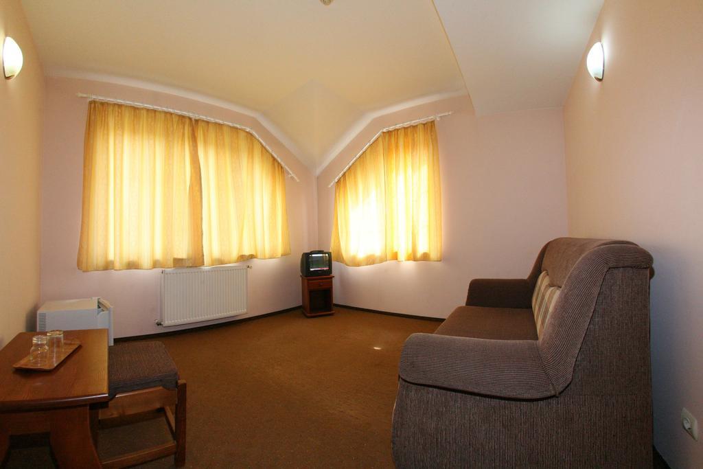 One-Bedroom Suite,204971554:JPEG