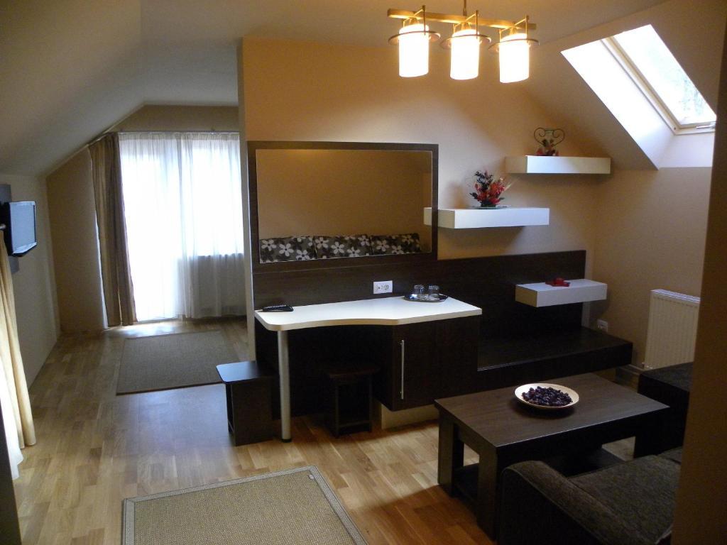 Family Studio,885912034:JPEG