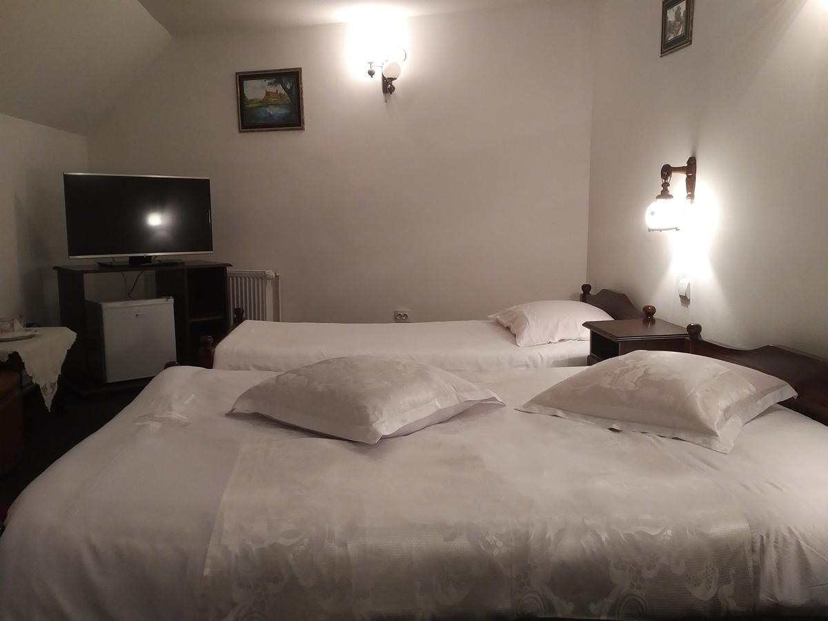 Deluxe Family Room,1501438585:JPEG