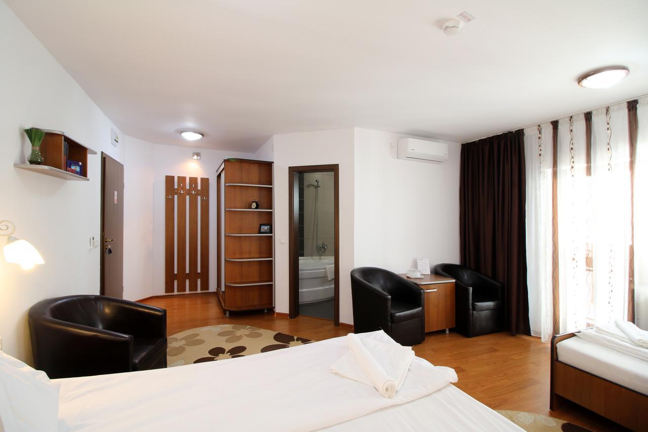 Triple Room with Balcony,664770348:JPEG