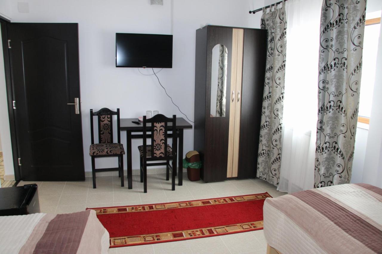 Cameră triplă cu baie externă privată