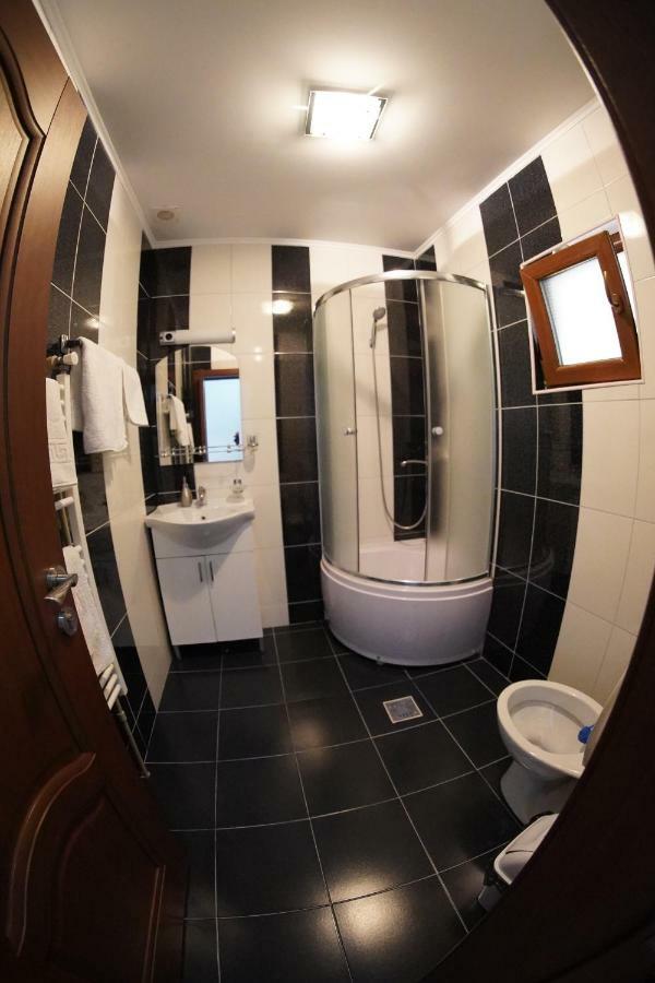 Cameră dublă cu baie privată