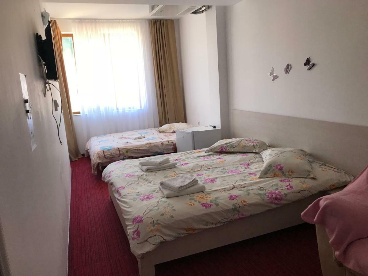 Cameră triplă Confort cu duș