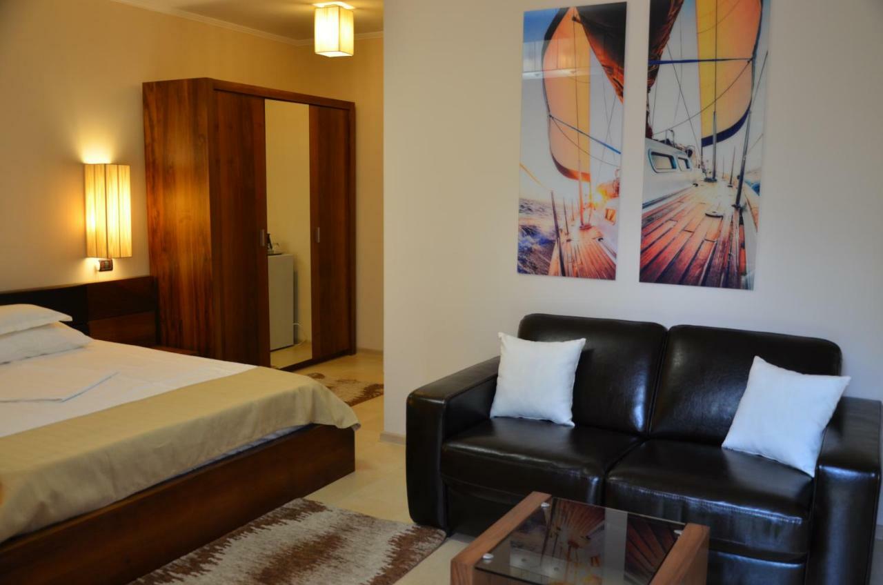 Queen Room with Pool View,890037754:JPEG