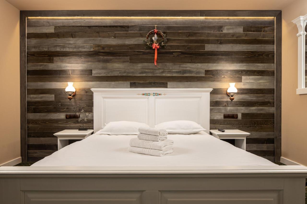 Family Room with Mountain View,945244060:JPEG