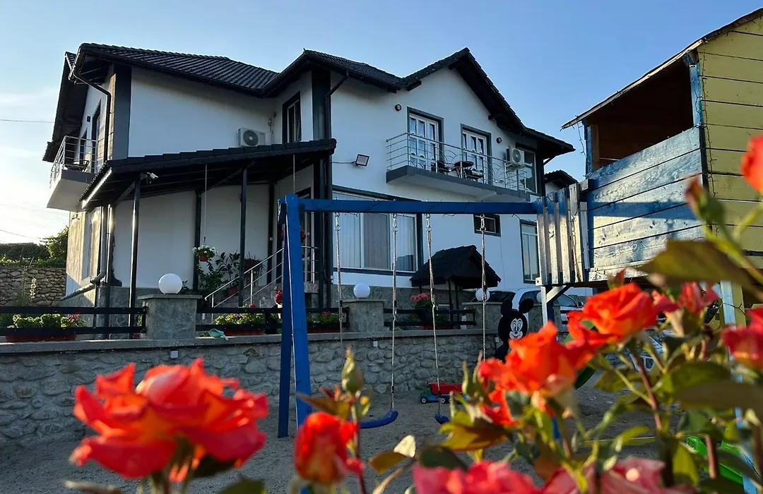 Casa dintre munti-1