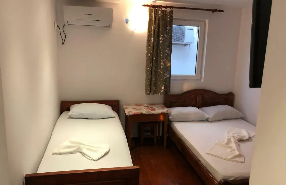 Pension Amira-1