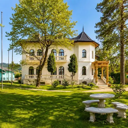 Queen'S Crown Manor-2