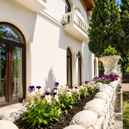 Queen'S Crown Manor-3